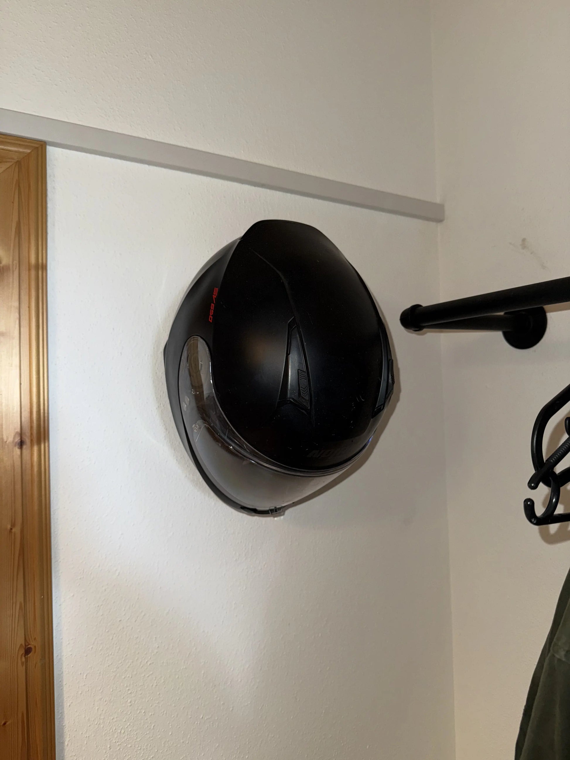 Helmet Holder Motorrad Helmhalter Produktbild 5 Die Gebrüder R&A